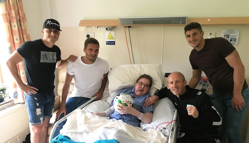 NEWS | Town quartet visit Glovers fan at St Margaret’s Hospice